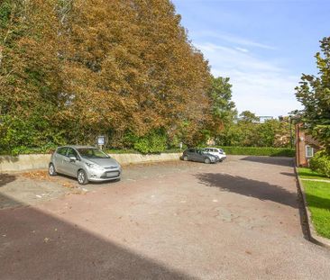 Queen Alexandra Road, High Wycombe - Photo 1