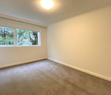 Generously sized in prime location - Photo 2