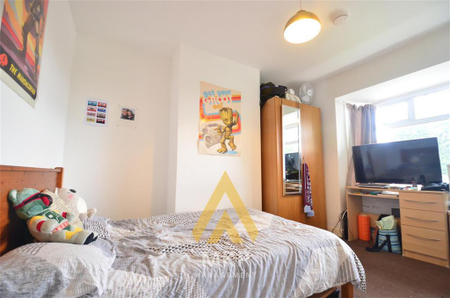 5 bedroom semi-detached house to rent - Photo 2