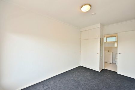 Register to Inspect // Spacious 1-Bedroom Apartment in the Heart of Thornbury - Photo 2