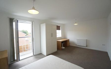 STUENDT HOUSE - A Large 5 bedroom house, opposite UWE in Slade Baker Way. Available on a furnished basis from August. - Photo 4