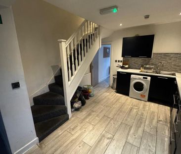 1 bedroom in a house share to rent - Photo 2
