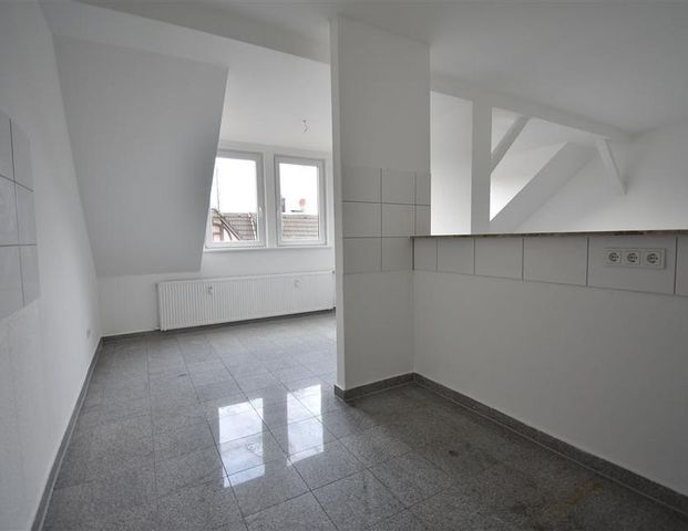 Altbaucharme in Kray! Gepflegte 2-Zimmer-Wohnung im DG zu vermieten - Photo 1