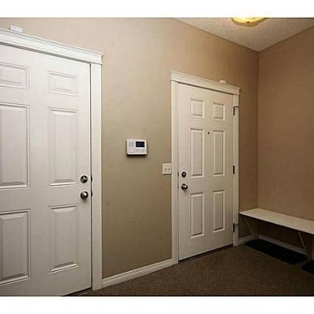 House Rental: 3 Bed 2.5 Bath -Available Feb 15 (Short/Long Term) - Photo 4