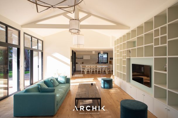 Architecture contemporaine d'inspiration Gaume, cette maison de 250 m2 se tient sur un beau terrain de 1180 m2 à proximité immédiate des plages du Pyla. - Photo 1