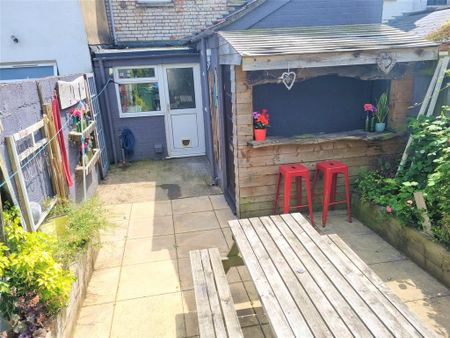 4 bedroom terraced house to rent - Photo 2