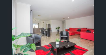 HUGE WELL MAINTAINED FAMILY HOME IN A QUIET STREET! NEAR KWINANA MARKETPLACE & COSTCO! - Photo 3