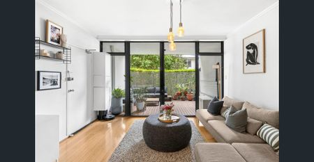 Quiet modern apartment with lifestyle convenience - Photo 3