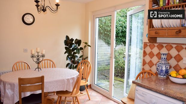 Charming room in 3-bedroom house in Terenure, Dublin - Photo 1