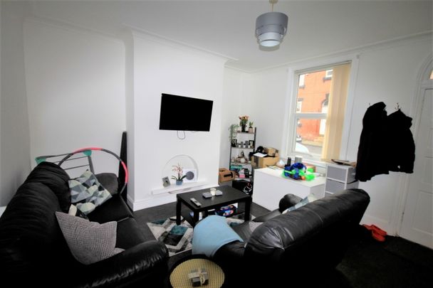 Beulah View, Leeds, West Yorkshire - Photo 1