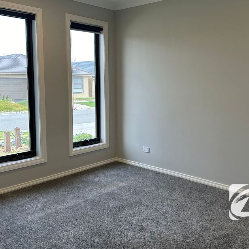 FAMILY HOME WITH MODERN FEATURES – IDEAL LOCATION - Photo 1