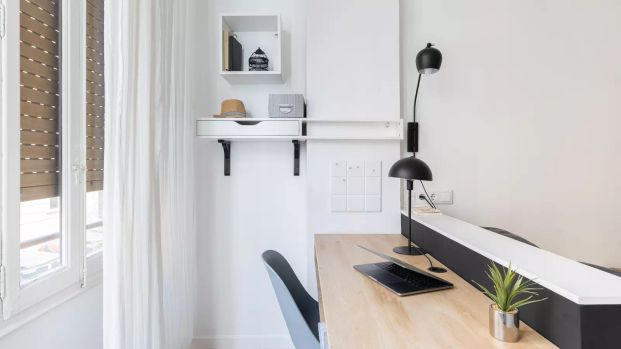 Room in a shared 5-bedroom apartment for rent in La Gran Vía - Photo 1
