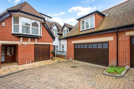 An opulent town house with stunning views of The River Hamble - Photo 3