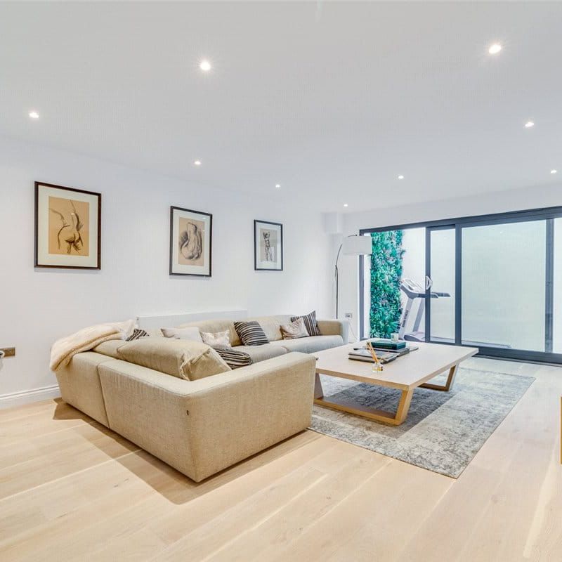 An immaculate recently refurbished five bedroom family home in prime location of Parsons Green. EPC rating C. - Photo 1