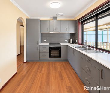 SPACIOUS FAMILY HOME! - Photo 5