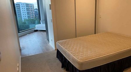 City studio apartment with park view - Photo 4