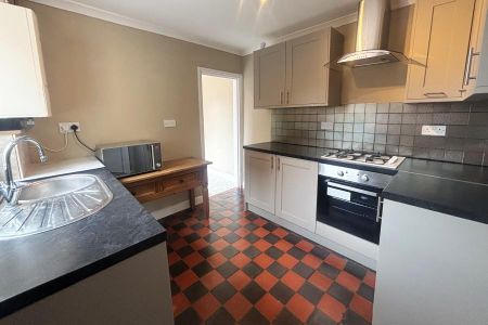 4 bedroom semi-detached house to rent - Photo 5
