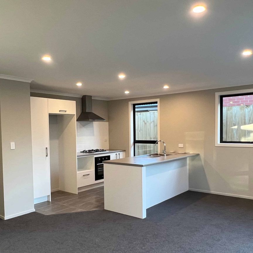 Sunny 2 bedroom house for rent! - Photo 1