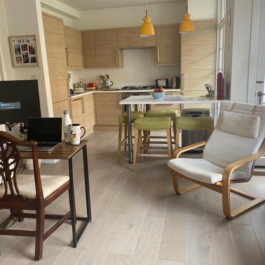 3 Bed Flat, Binstead House, SW18 - Photo 1