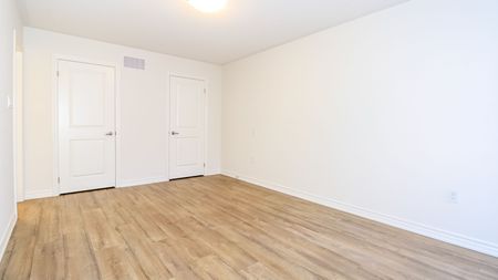 For Lease - 2023 Matteer Court Unit# Unit 21, Innisfil, Ontario - Photo 4