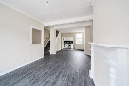 Terraced House to rent - Liffler Road, London, SE18 - Photo 4
