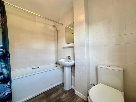 Eastmead, Farnborough, Hampshire, GU14 - Photo 3
