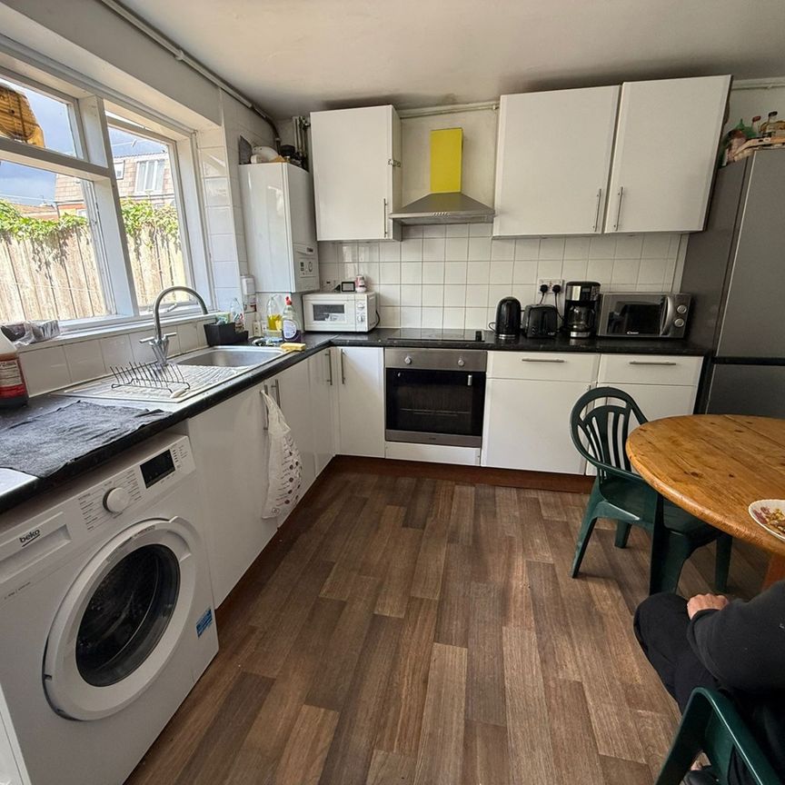 Room in a Shared House, Brooks Road, E13 - Photo 1