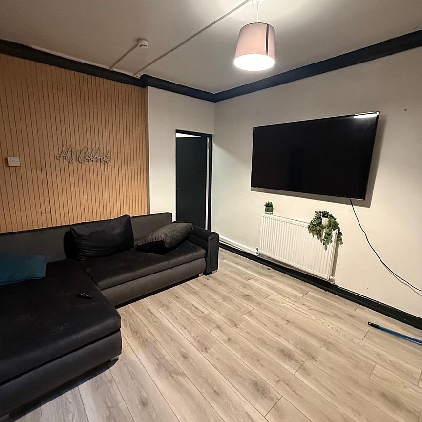 £1,250 PCM, Two Bedroom Ground Floor Flat with Enclosed Garden in Richmond Road, Roath, Cardiff, CF24 3AT - Photo 1