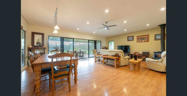 Stunning property for horse lovers! - Photo 1