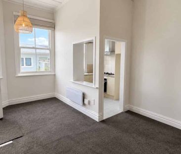Tidy unit and great location! - Photo 1
