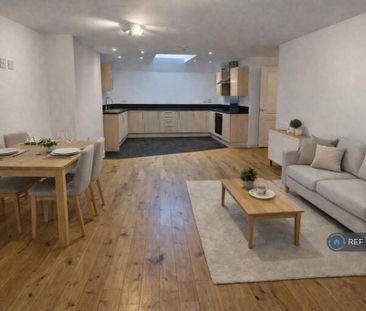 2 bedroom penthouse to rent - Photo 2