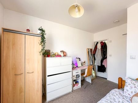 1 bedroom in a house share to rent - Photo 2