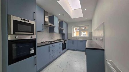 Wentworth Road, London, E12 - Photo 4