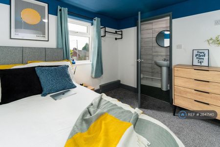 1 bedroom in a house share to rent - Photo 4