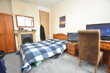 4 bedroom terraced house to rent - Photo 2