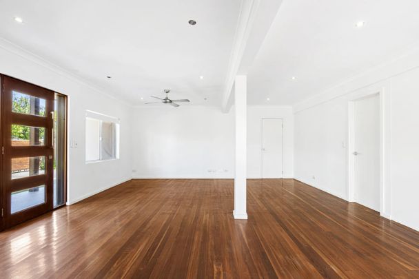 Coastal dual-level family home in central Palm Beach - Photo 1