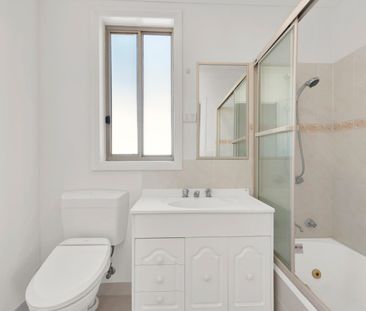 Top Floor Apartment with Stunning Bay Views - Photo 4