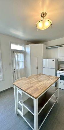 BEAUTIFUL 4 1/2 + den UNIT IN VERDUN STEPS TO WELLINGTON & METRO - Photo 1