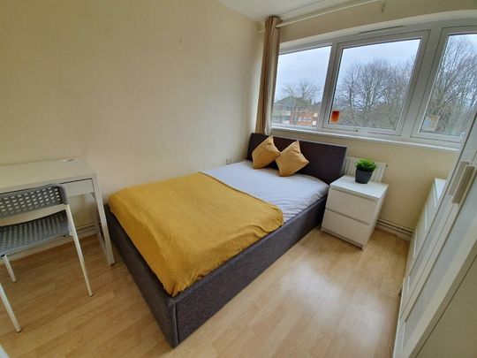 1 bedroom in a flat share to rent - Photo 1
