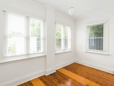 BEAUTIFULLY PRESENTED SPACIOUS GROUND FLOOR APARTMENT - Photo 3