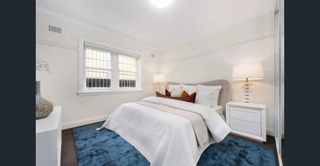 Oversized ground floor apartment in premier locale - Photo 2