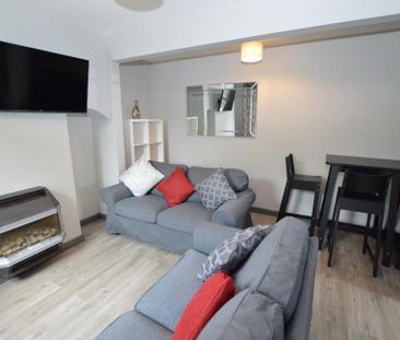 4 bedroom end of terrace house to rent - Photo 1