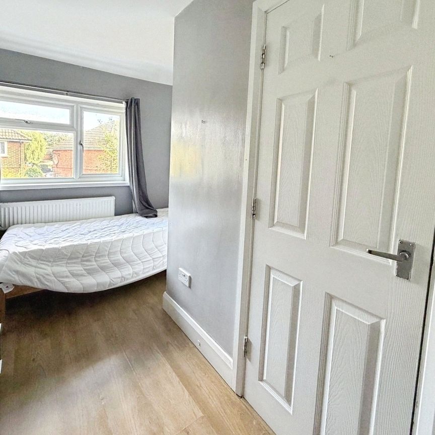 Kings Lane, Englefield Green, Egham, Surrey, TW20 0UA - Photo 1