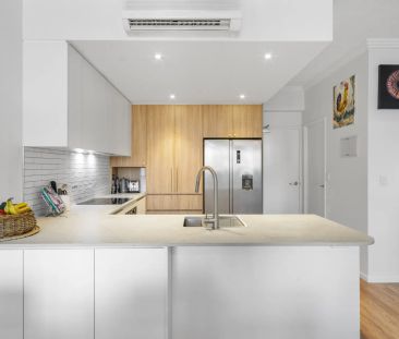 Contemporary Tri Level Townhouse in a Premium Locale - Photo 1