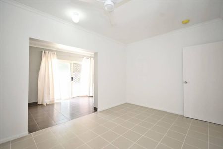 Family Entertainer - Red kitchen - Private Patio - Big Backyard - Side Access - Photo 2