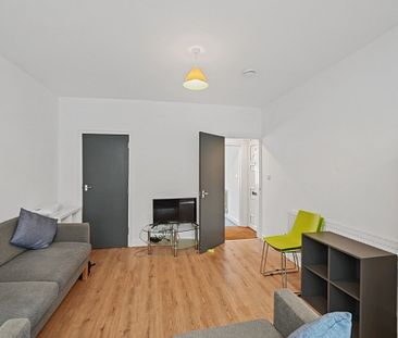 Perfectly Situated Five-Bedroom Student House in a Vibrant Area - Photo 3