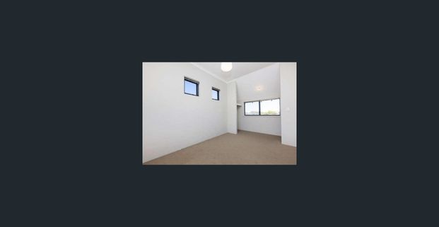 Spacious & Modern Townhouse! - Photo 1