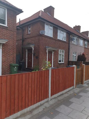 One Bedroom Bright Maisonette with Private Garden to Rent in Dagenham, 5 min Walk to Tube - Photo 4