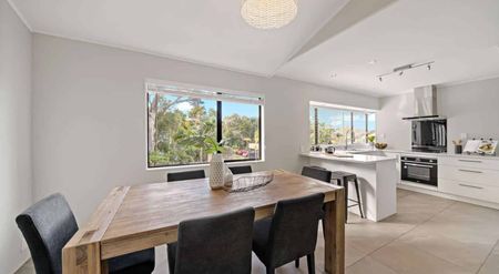 Three Bedroom One Bath in Hillcrest! - Photo 3