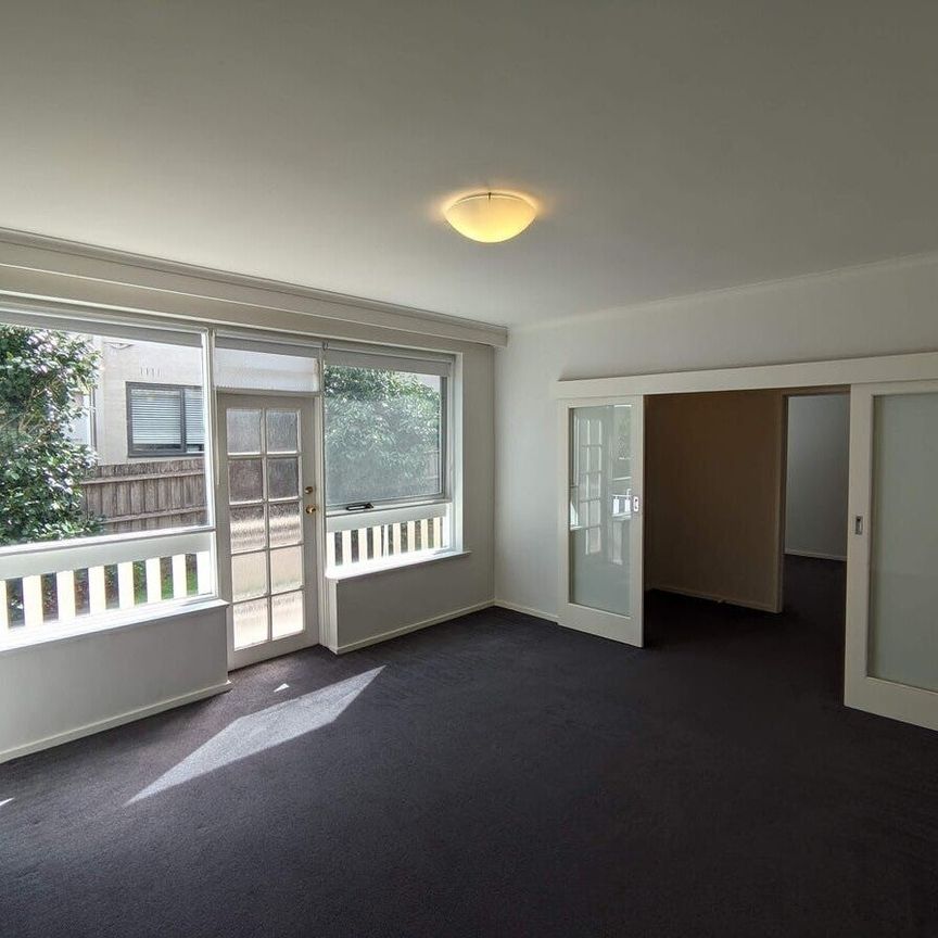 Caulfield North - Photo 1